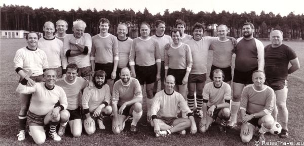 Fussballspiel der Prominenten. Weisswasser 1989. Fussball Schiedsrichter singen gemeinsam mit Spitzensportlern, Olympiasiegern und Promis das Lied: Richt'ge Maenner wie wir. Text Wilhelm Hampel Musik Ulli Kaden. Idee und Konzeption - Redaktion und Regie Gerald H. Ueberscher