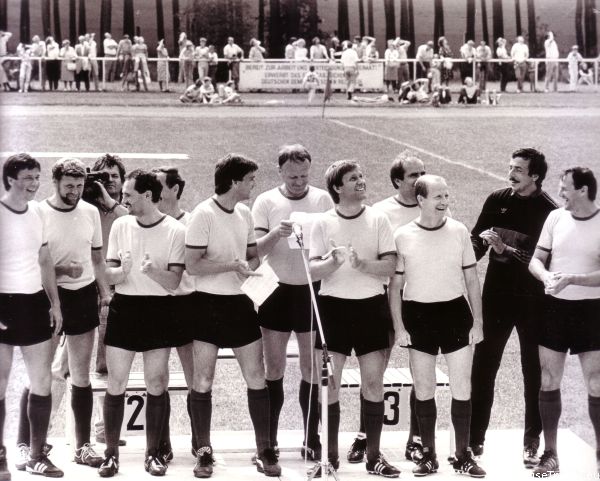 Fussballspiel der Prominenten. Weisswasser 1989. Fussball Schiedsrichter singen gemeinsam mit Spitzensportlern, Olympiasiegern und Promis das Lied: Richt'ge Maenner wie wir. Text Wilhelm Hampel Musik Ulli Kaden. Idee und Konzeption - Redaktion und Regie Gerald H. Ueberscher