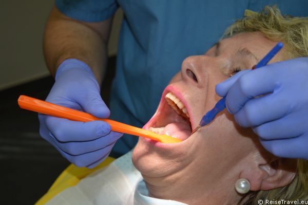 Zahnreinigung in der Zahnklinik Ungarn in Budapest, 