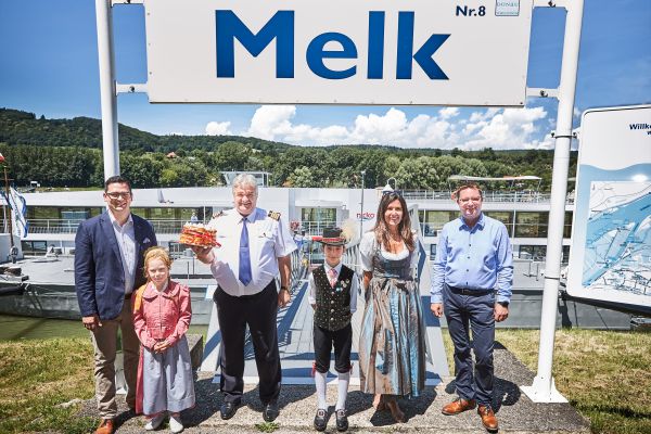 Patrick Strobl, Natalie, Volkstanzgruppe Melk, Kapit&amp;auml;n Valentin Alexandrache, Willi, Volkstanzgruppe Melk, Birgit Brandner Wallner, Brandner Schiffahrt und Michael Ringsmuth Wachaubus Reisen (Foto Stadt Melk/Franz Glei&amp;szlig;)