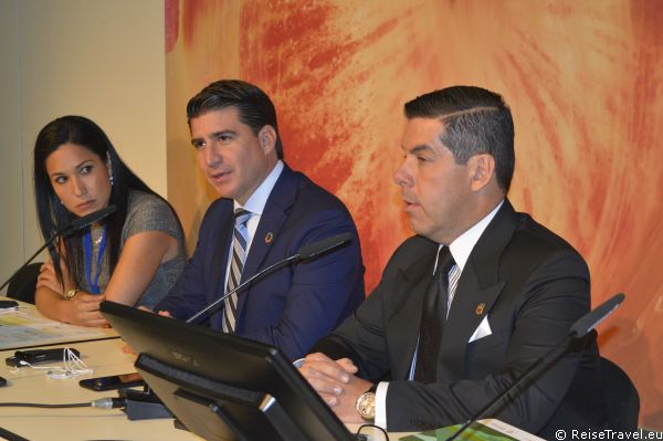 Veronica Chavez - Ministerin Aussenhandel (l.) Xavier Lazo - Minister Landwirtschaft (M.) Raul Clemente Ledesma - Ecuador by ReiseTravel.eu 