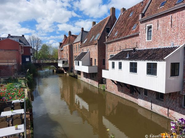 Historische H&amp;auml;user mit den &amp;bdquo;H&amp;auml;ngenden K&amp;uuml;chen&amp;ldquo; in Appingedam