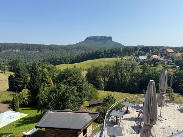 Der Panoramablick des Hotels auf den Lilienstein
