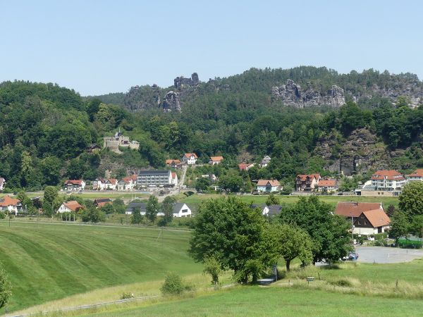 Kurort Rathen mit der Felsformation Lokomotive und den Honigsteinen